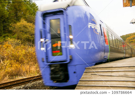 Limited express Super Ozora Kiha 283 series passing through Furuse Station (current signal station) on the Nemuro Main Line at high speed Limited express Super Ozora Kiha 283 series passing through Furuse Station (current signal station) on the Nemuro Main Line at high speed 109786664