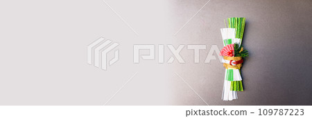 After cleaning the entrance, decorate the entrance with a series of decorations [Image of the New Year in Japan] 109787223