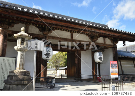 Toji Temple (Kyoo Gokokuji Temple) Keigamon [Important Cultural Property] 109787488