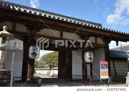 Toji Temple (Kyoo Gokokuji Temple) Keigamon [Important Cultural Property] 109787490