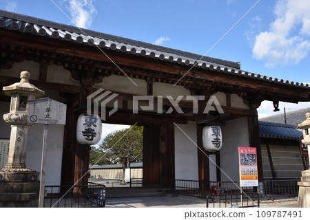 Toji Temple (Kyoo Gokokuji Temple) Keigamon [Important Cultural Property] 109787491