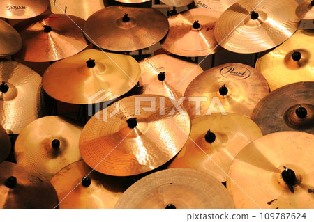 There are countless cymbals in the drum set. 109787624