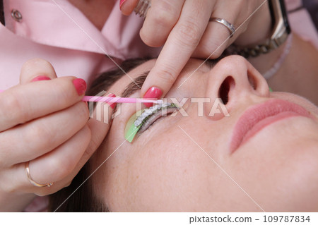 Coloring and curling of eyelashes. Lamination of eyelashes. Eyelash care procedures in a beauty salon. The concept of beauty. 109787834