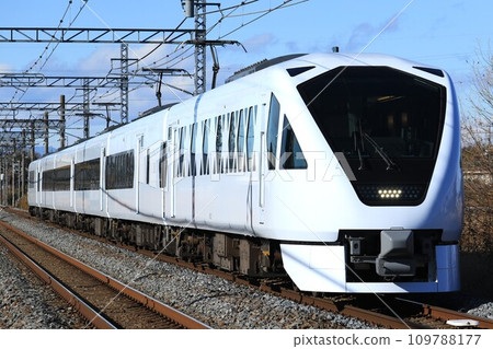 Spacia X Tobu N100 series 109788177