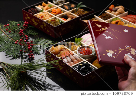 華麗的三層年飯和新年裝飾的圖片 華麗的三層年飯和新年裝飾的圖片 109788769