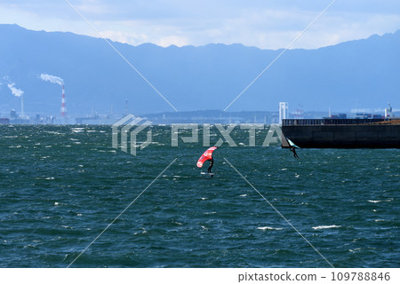 Surfers moving through the cold wind 109788846