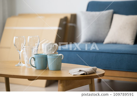 A bundle of unpacked tableware and cardboard placed on the table in preparation for moving, no one, no one 109789591