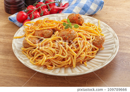 Spaghetti with meatball in tomato sause 109789666