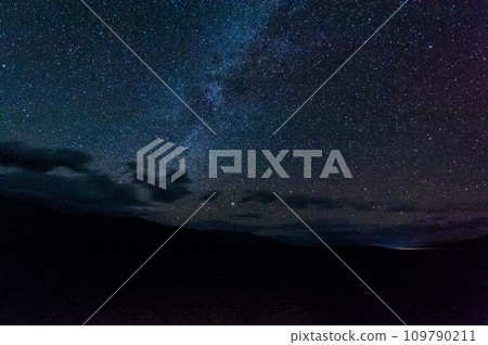Night Sky over death valley 109790211