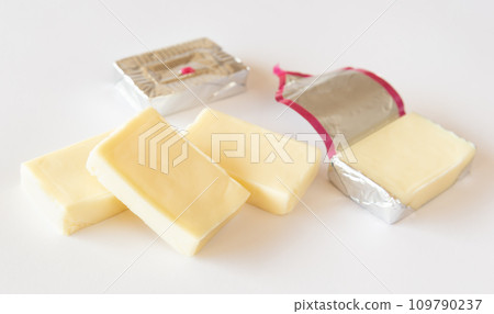 Block cheese, cheese, processed cheese, dairy products, baby cheese 109790237