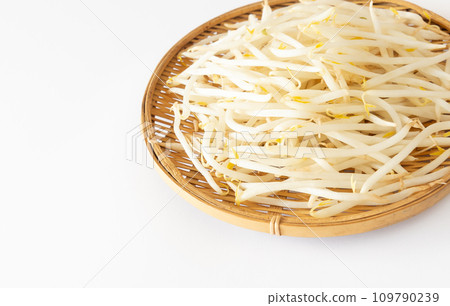 Bean sprouts and vegetables served in a bamboo colander, the best in terms of prices 109790239
