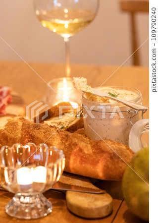 wine and baguette 109790240