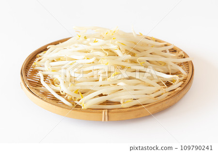 Bean sprouts and vegetables served in a bamboo colander, the best in terms of prices 109790241
