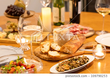 時尚的家庭聚會食物 109790253