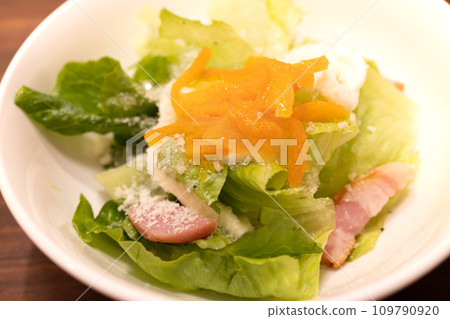 美味的生菜培根迷你沙拉 美味的生菜培根迷你沙拉 109790920