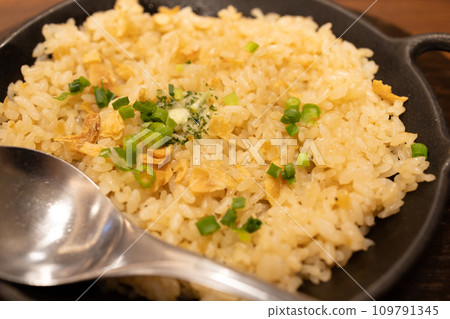 delicious garlic slices 109791345