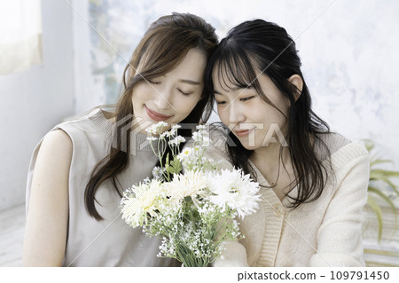 Bouquet of flowers and close sisters Bouquet of flowers and close sisters 109791450