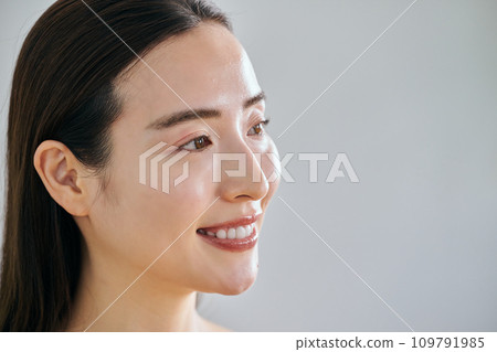 A woman in her 30s with well-aligned and white teeth 109791985
