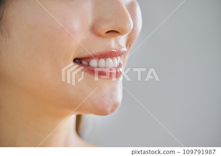 A woman in her 30s with well-aligned and white teeth 109791987