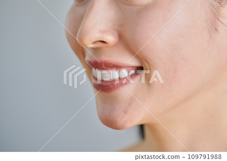 30多歲的女性,牙齒整齊潔白 30多歲的女性,牙齒整齊潔白 109791988