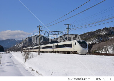 晴朗冬日的海道本線特急白鷺號 109792004