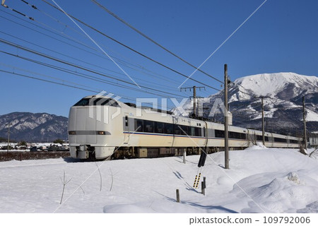 陽光明媚的冬日,位於伊吹山腳下的海道本線的特急白鷺號 陽光明媚的冬日,位於伊吹山腳下的海道本線的特急白鷺號 109792006