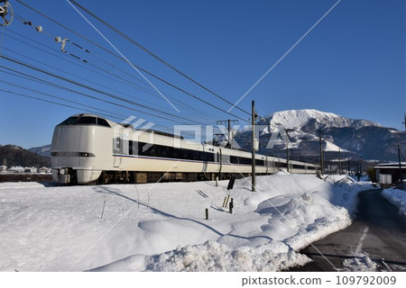 Limited Express Shirasagi on the Kaido Main Line at the foot of Mt. Ibuki on a sunny winter day Limited Express Shirasagi on the Kaido Main Line at the foot of Mt. Ibuki on a sunny winter day 109792009