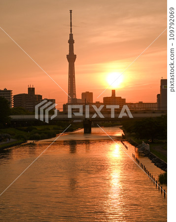 Old Nakagawa sunset and sky tree 109792069