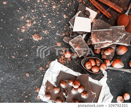 Chocolat and spices on black table Chocolat and spices on black table 109792201
