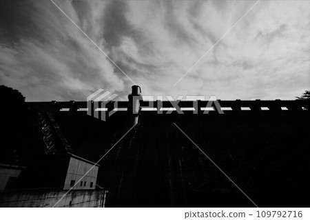 從下游看早亞根水壩的堤防 109792716