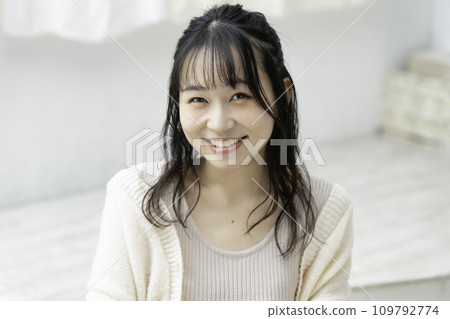 女性化的年輕女子 109792774