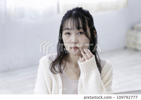 Feminine young woman Feminine young woman 109792777