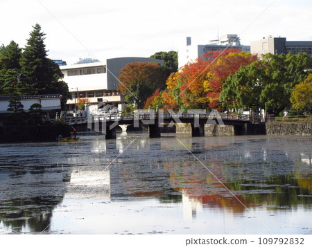 Hirakawa Bridge spans the inner moat on the north side of the Imperial Palace 109792832