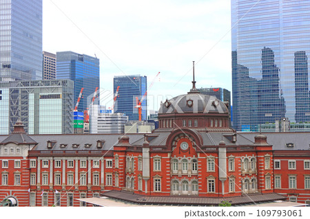 東京千代田區東京車站的風景,在許多摩天大樓中 東京千代田區東京車站的風景,在許多摩天大樓中 109793061