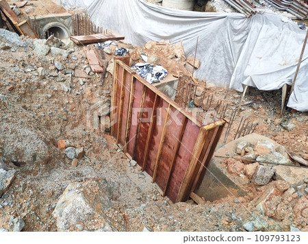 Melaka, Malaysia -February 2, 2022: Utility manhole under construction at a construction site. Built on site according to the engineer's design. Using plywood and timber as a construction mold 109793123