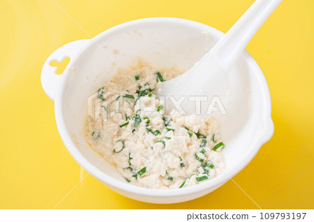 將豆腐煎餅的材料混合在一起 109793197