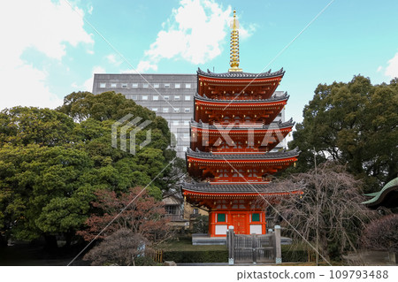 The Tochoji Temple is famous landmark in fukuoka city at japan 109793488