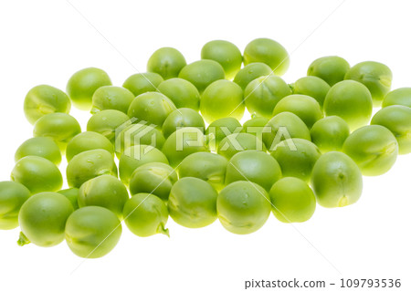 green peas isolated 109793536