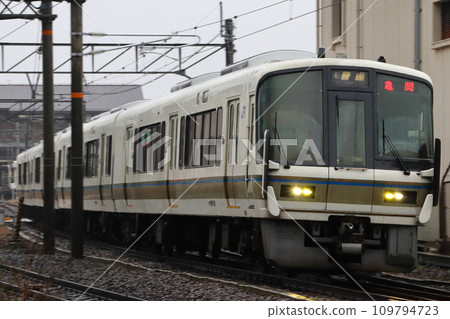 [JR-E]嵯峨野線221系列列車（每站4輛：京都⇔龜岡） 109794723