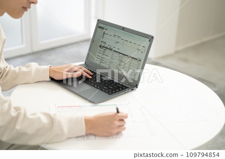 準備報稅表文件的人的手 準備報稅表文件的人的手 109794854