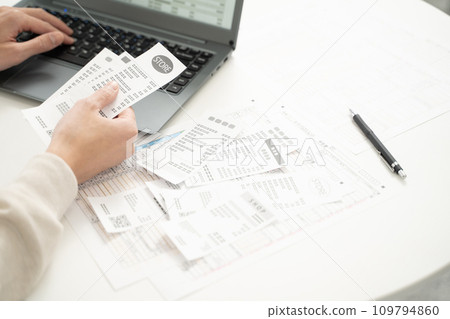 整理收據和收據以準備最終納稅申報表 109794860