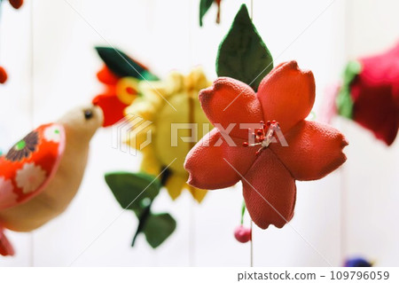 Hanging dolls decorated with cherry blossoms, etc. 109796059