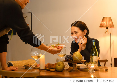 一個男人把食物送到餐桌上 109796308