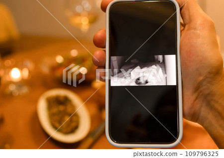 嬰兒在智慧型手機上的出現 109796325