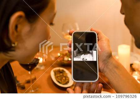 一對夫婦在智慧型手機上查看寶寶的外表 109796326