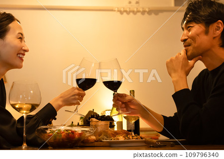 一對夫婦與紅酒敬酒 109796340