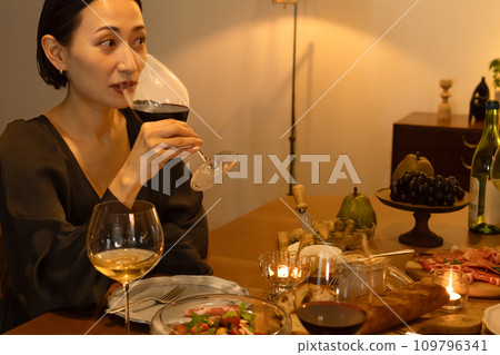 一個女人喝紅酒 109796341
