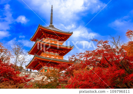秋天藍色天空映襯下的五層寶塔 109796811