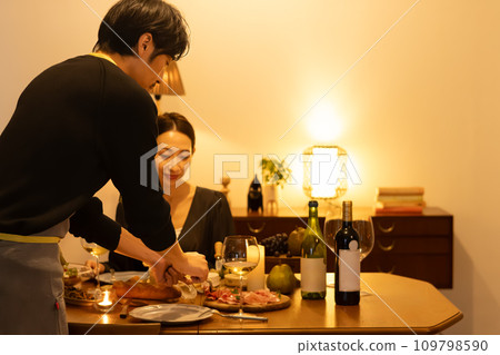 Couple eating Couple eating 109798590