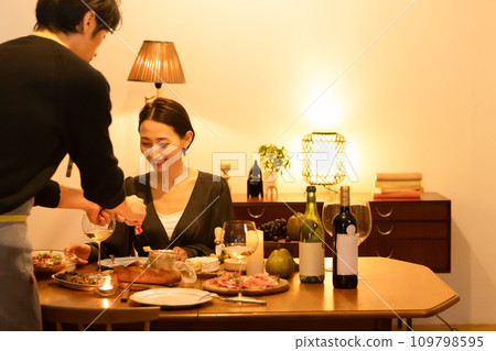 Couple eating 109798595